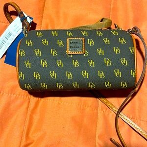 A very nice piece Dooney and Bourke
Beautiful crossbody bag perfect for summer.